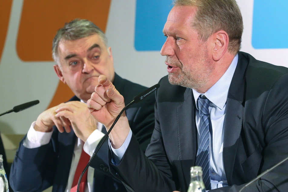 Der Essener Polizeipräsident Frank Richter (r.) und NRW-Innenminister Herbert Reul (68, CDU) beschäftigen sich mit mutmaßlich rechtsextremen Chatgruppen bei der Polizei. (Archivfoto)