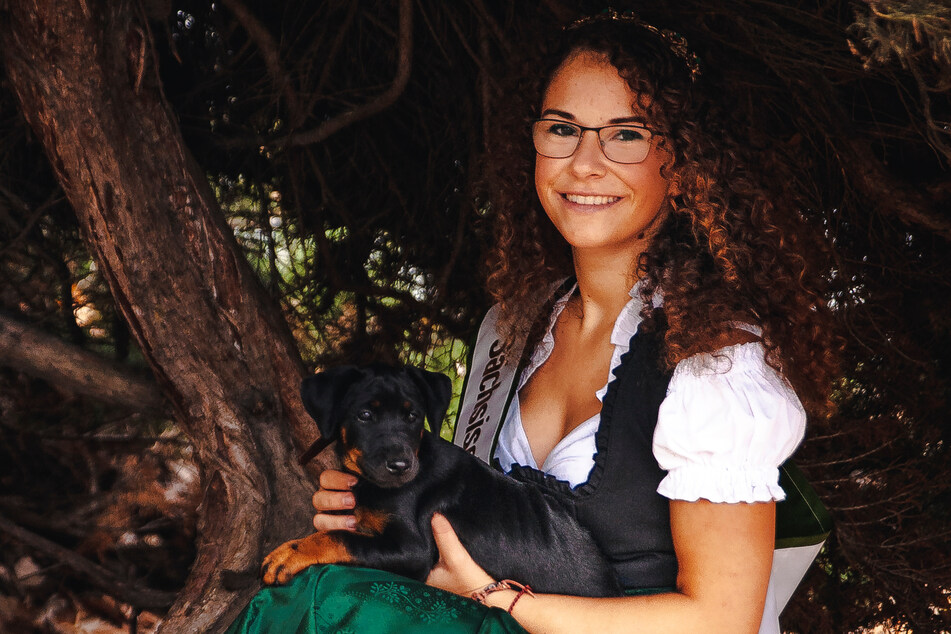 Eine Waldprinzessin zeigt Einsatz: Sarah-Louise Hetzel (26) will den Naturlehrpfad im Werdauer Wald umgestalten.