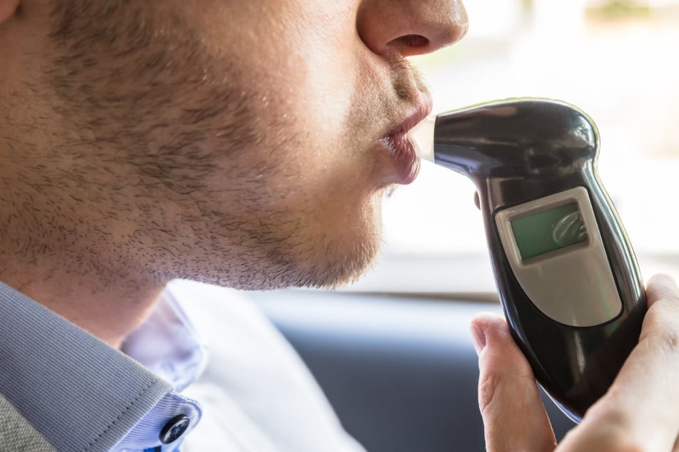 Seit August 2024 wurde ein Mann zum vierten Mal mit Alkohol am Steuer erwischt. (Symbolbild)