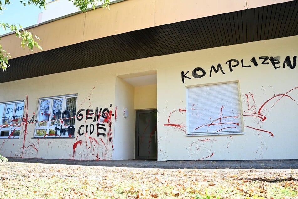 Mehrere Wände wurden mit politischen Parolen beschmiert.
