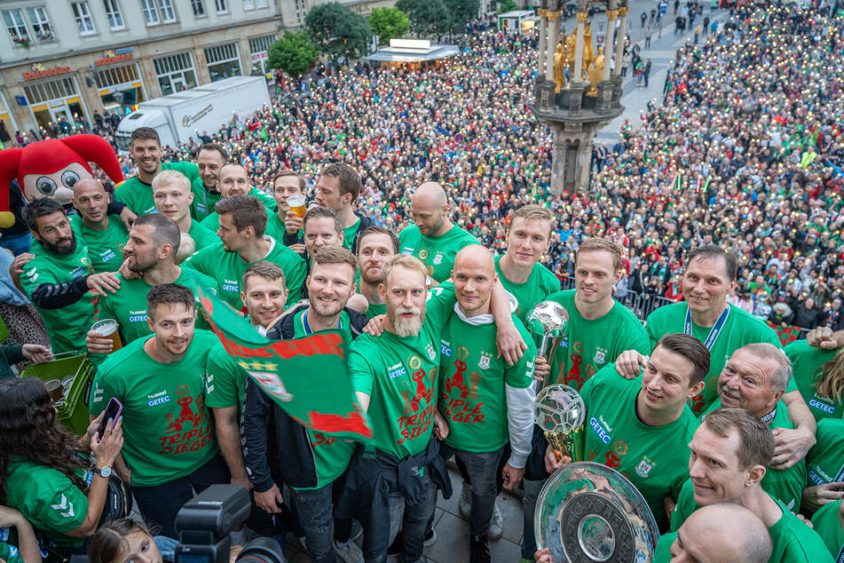 Die Jungs um Trainer Bennet Wiegert feierten den Sieg gebürtig auf den Rathaus-Balkon mit tausenden Fans.