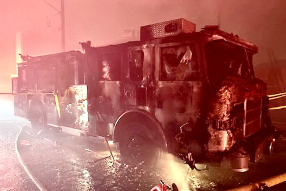 Auch ein Feuerwehrfahrzeug wurde von den Flammen verschlungen.