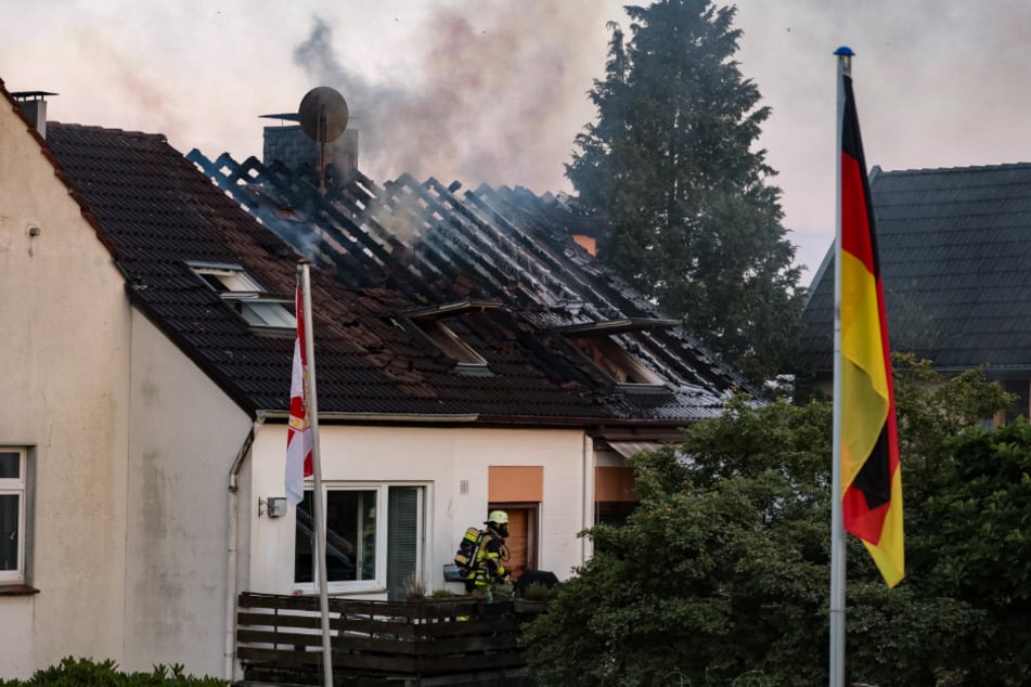 Der Dachstuhlbrand konnte am Sonntagabend mit vereinten Kräften der Feuerwehr gelöscht werden.