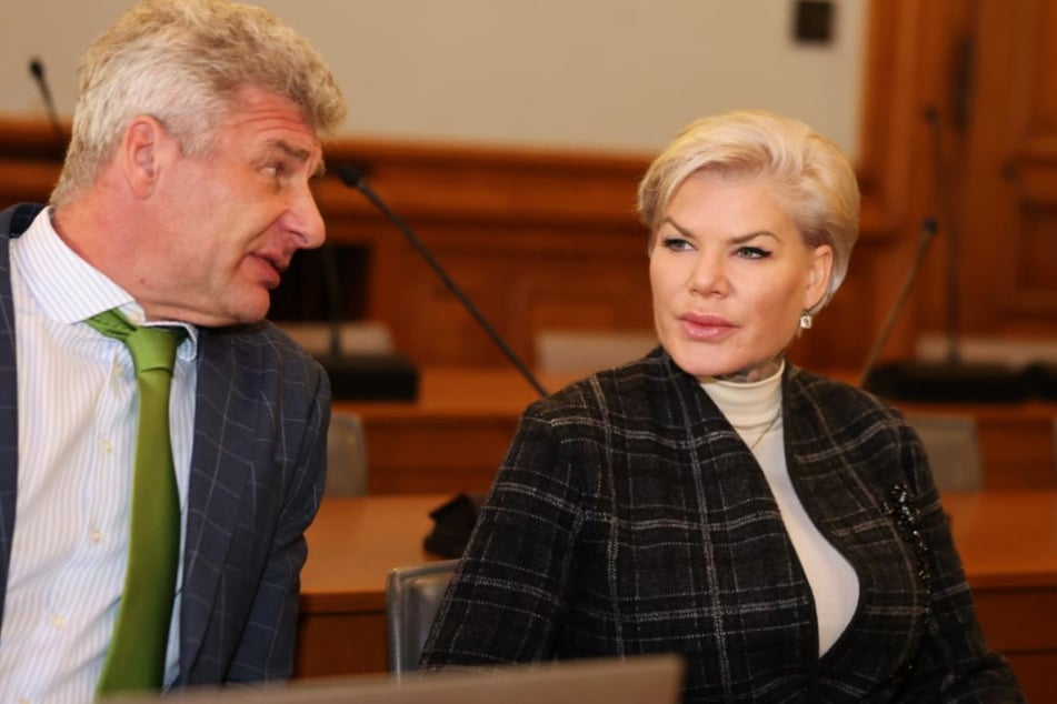 Melanie Müller (37, r.) und ihr Verteidiger Adrian Stahl fechten das Urteil von 2024 an.