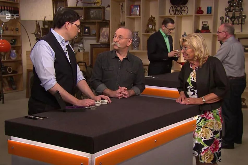 Monika Schischek aus München ist mit einem Gebiss zu "Bares für Rares" gekommen.