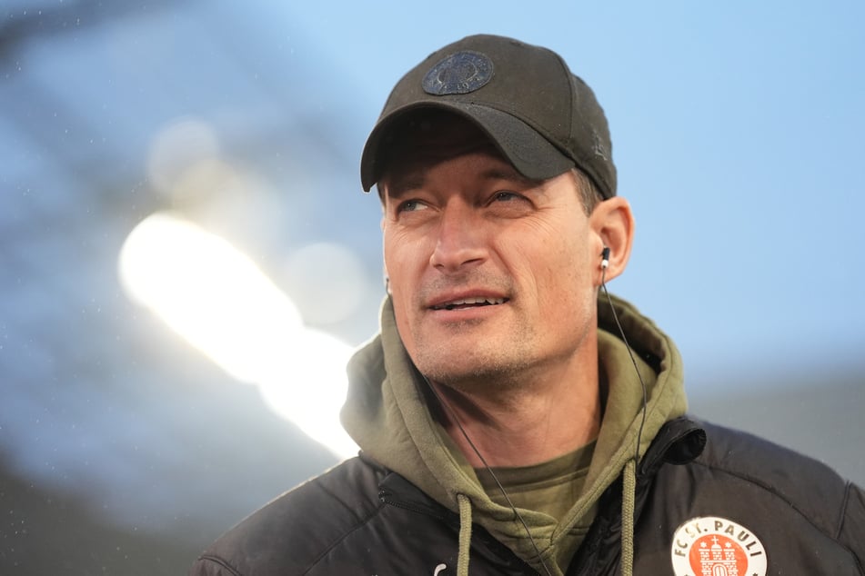 St. Paulis Trainer Alexander Blessin (52) will nach dem Sieg gegen Werder Bremen mehr.