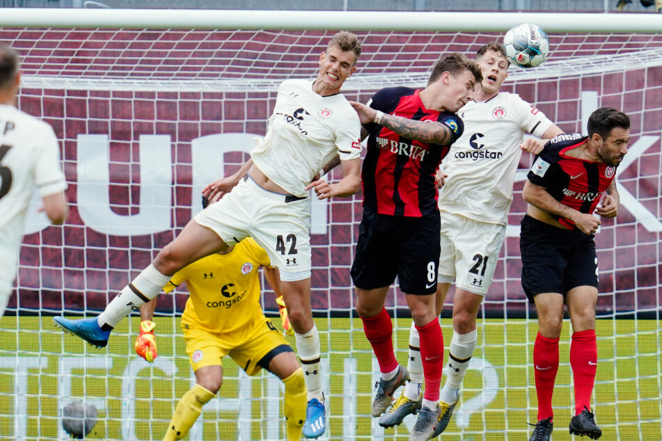 Auch Marvin Senger (links mit der Nummer 42) hat den Profivertrag beim FC St. Pauli unterschrieben. (Archivbild)