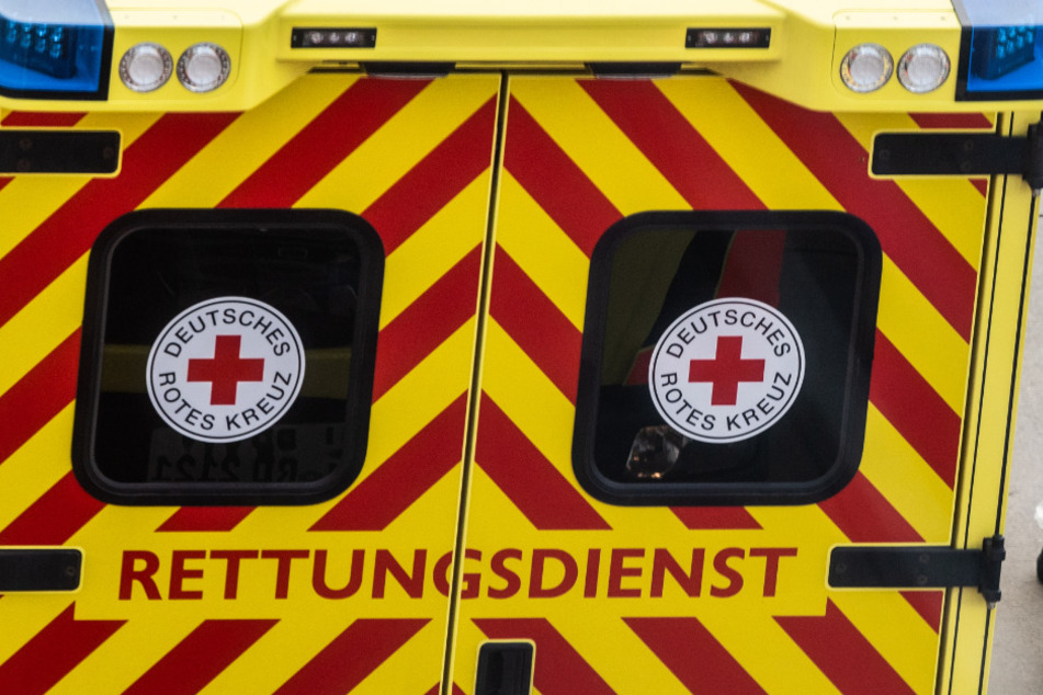 Der Verletzte wurde nach seiner Rettung umgehend in ein Krankenhaus gebracht. (Symbolbild)