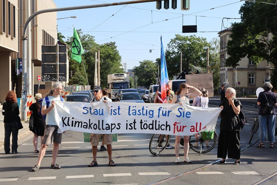 Elf Aktivisten blockierten am frühen Donnerstagmorgen den Albertplatz.