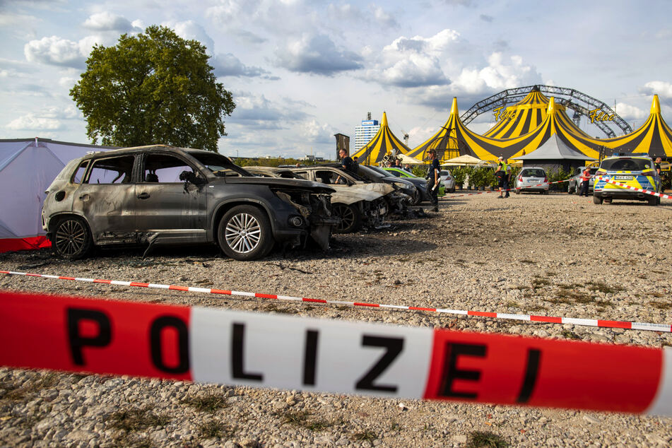 Zwei Tote nach Flugzeugabsturz in Duisburg: Kleinflieger kracht während Vorstellung auf Zirkus-Parkplatz