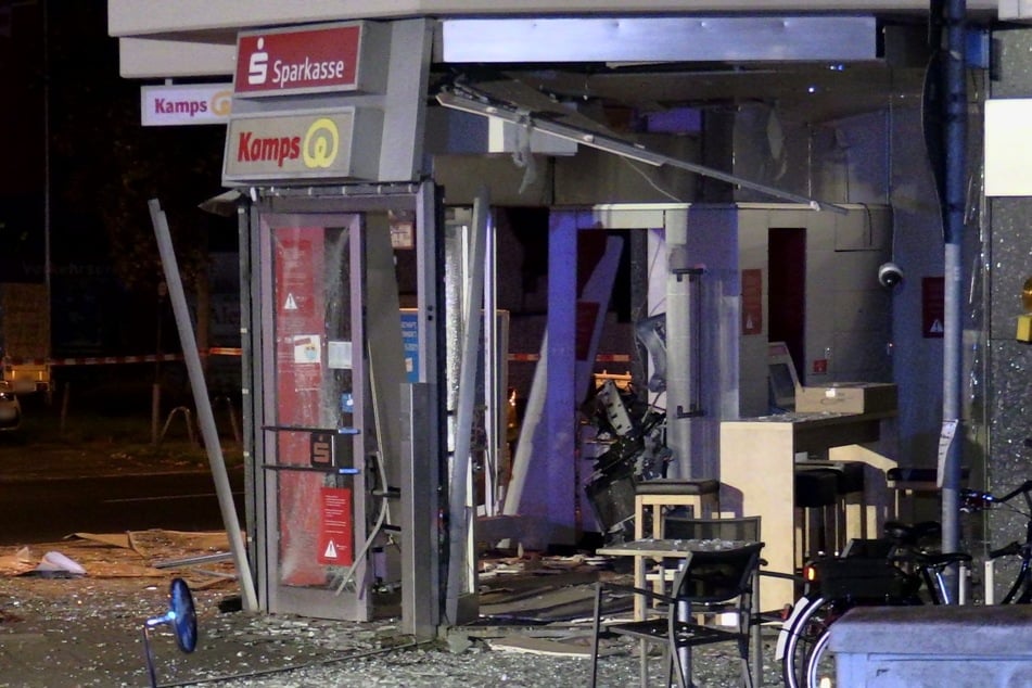 Die Sprengung eines Geldautomaten in der Nacht zu Mittwoch in Düsseldorf-Stockum hatte eine Spur der Verwüstung hinterlassen.
