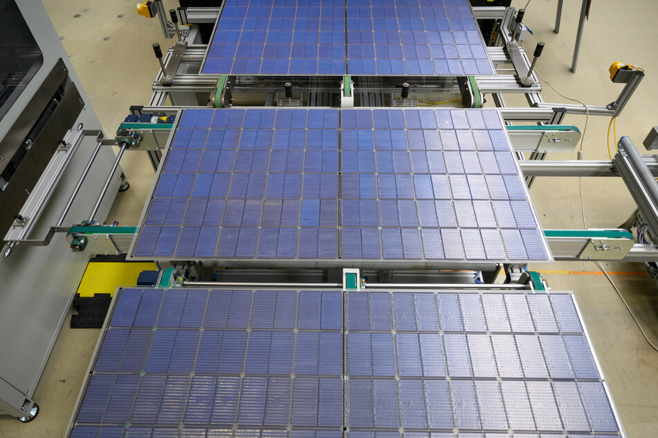 Mit dem Erlös sollen Material und Anlagen sowie der Hochlauf von Modul- und Solarzellenproduktion finanziert werden.