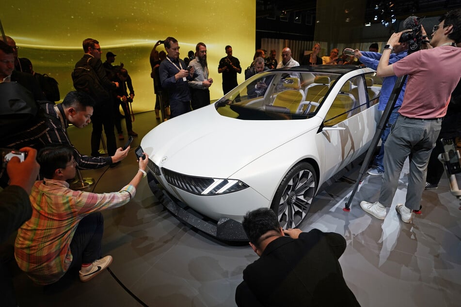 Die präsentieret Mittelklasse-Limousine von BMW wird auf der IAA in München von Fotografen umlagert.