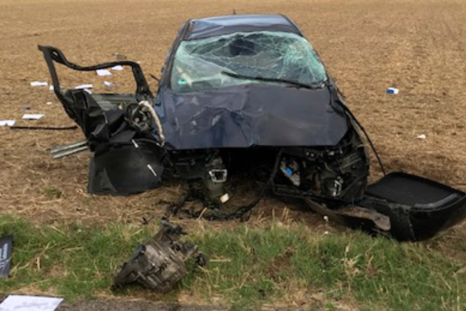 Der Crash war so heftig, dass der Motorblock aus dem Auto herausgerissen wurde.