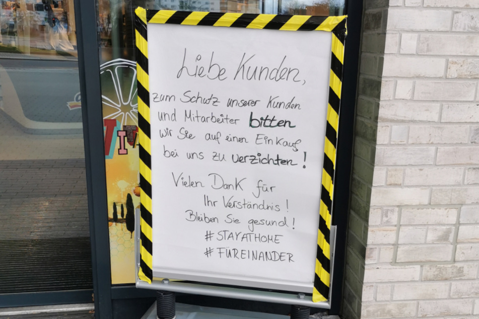 Über diesen Aufsteller wurden Kunden gebeten, auf einen Einkauf zu verzichten.
