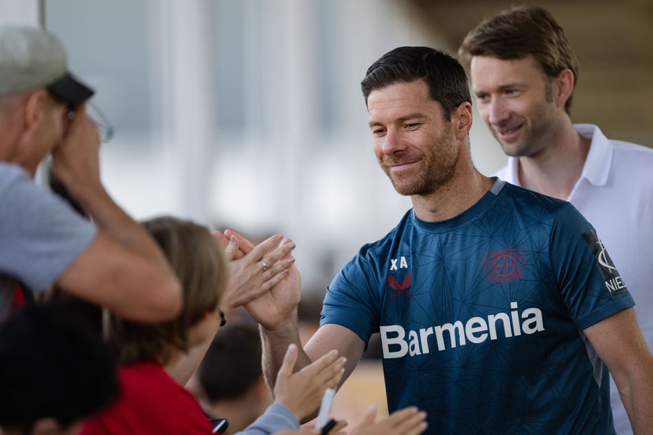 Bauen gerade ein Team für die neue Saison auf: Bayer-Coach Xabi Alonso (42) und Sportdirektor Simon Rolfes (42).