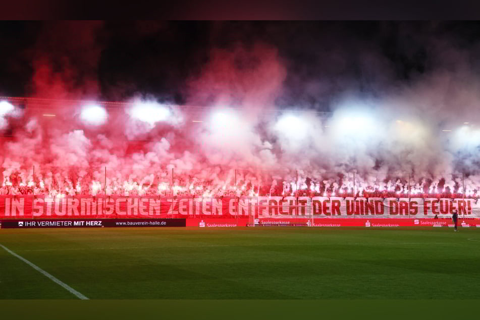 Die HFC-Fans heizten mit ihrer Pyro-Aktion zu Anpfiff ordentlich ein und auch die Gäste zündelten.