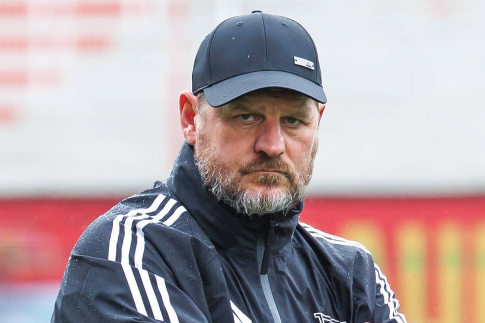 Steffen Baumgart (53) kann mit der Leistung seiner Mannschaft bei den Testspielen im Trainingslager nicht zufrieden sein.