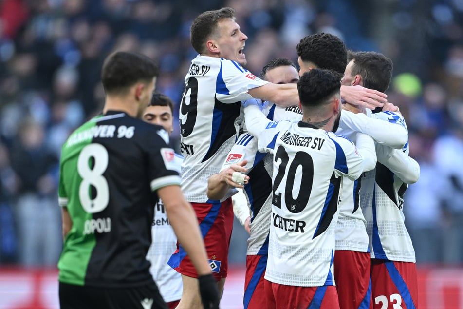 Jubel beim HSV: Silvan Hefti (verdeckt) brachte die Rothosen im Nordderby gegen Hannover 96 in Führung.