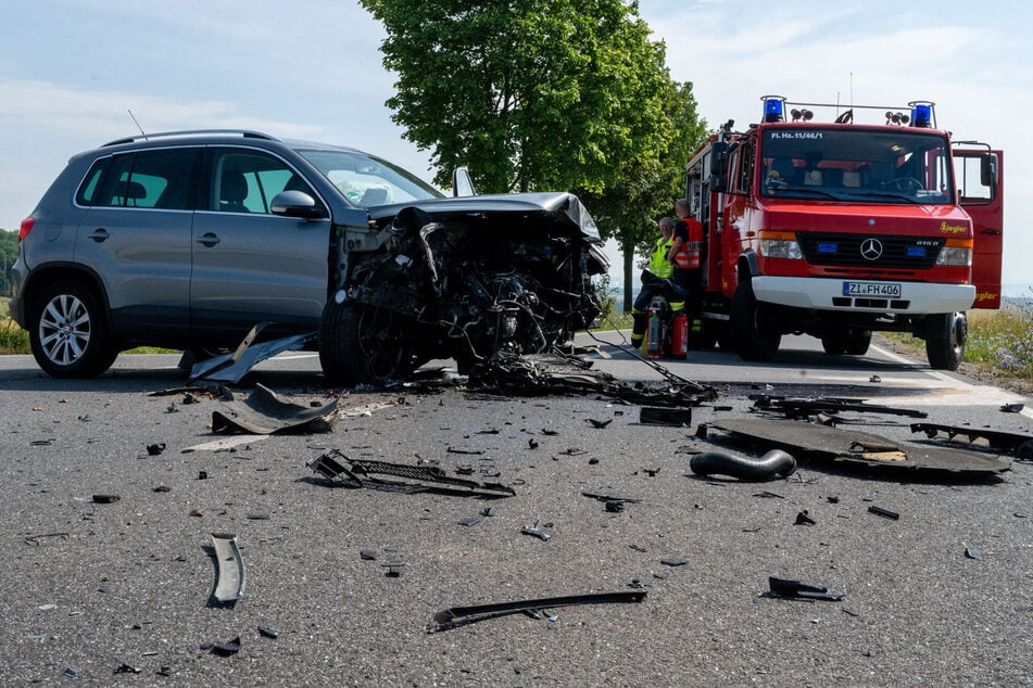 Tiguan-Fahrer (81) kollidiert mit Golf-Fahrerin (18) in Ostsachsen: Frau muss in Klinik