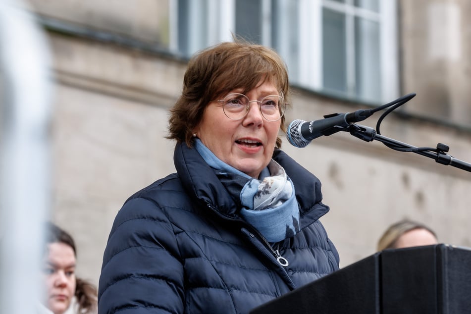 Sabine Sütterlin-Waack (65, CDU), Innenministerin Schleswig-Holstein, spricht auf der Kundgebung des DGB in Kiel.