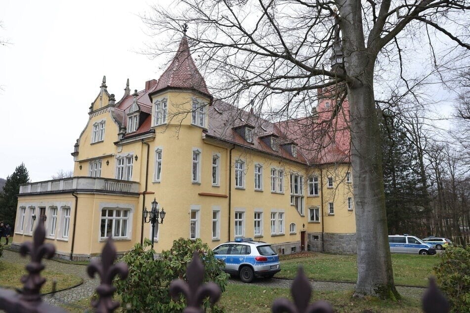 Fünf Männer stürmten das Schloss Taubenheim.
