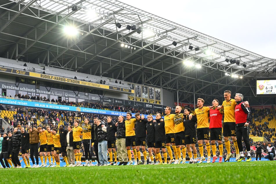Die Dynamos feierten mit ihren Fans den Gala-Auftritt gegen Münster.