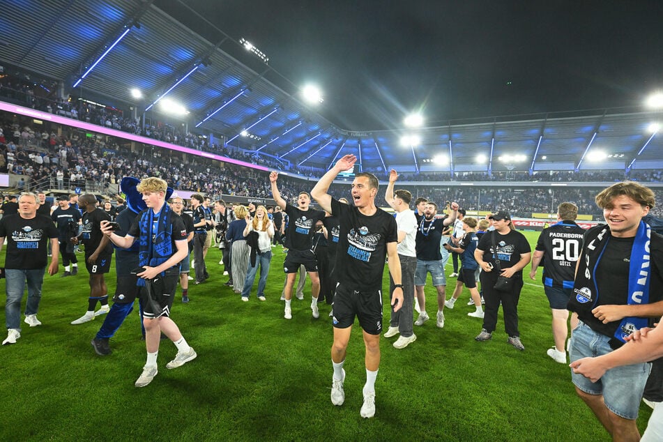 Party in Paderborn! Spieler und Fans feiern gemeinsam den Aufstieg.
