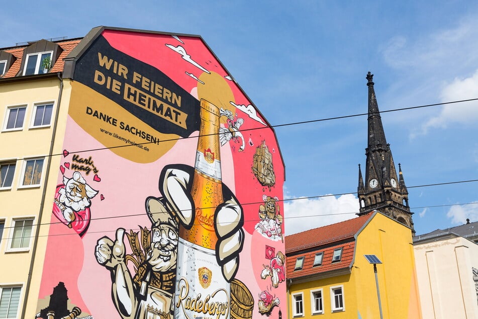Nach dem Barmann von 2017 ließ Radeberger noch einmal 2019 ein Flaschenmotiv an die Fassade sprayen.