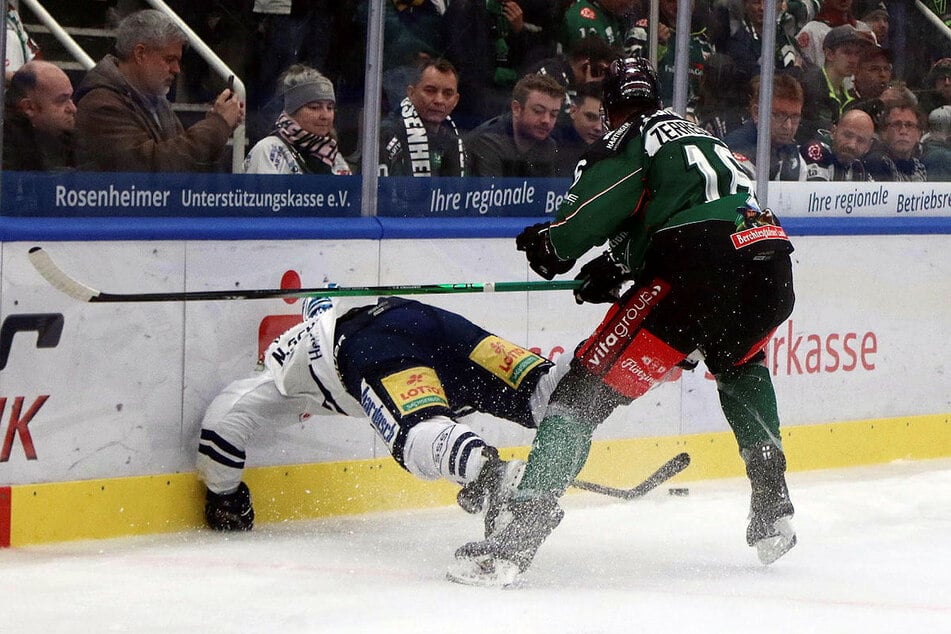 Nach dem ersten Höhenflug haben die Eislöwen (in Weiß) in Rosenheim eine Bruchlandung hingelegt.