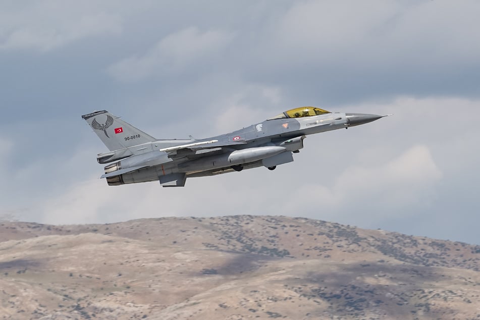 Die Türkei betriebt eine große Flotte von F16-Jets. Diese seit den 80er-Jahren in den USA gebauten Flugzeuge werden allgemein zur vierten Generation von Kampfjets gezählt.