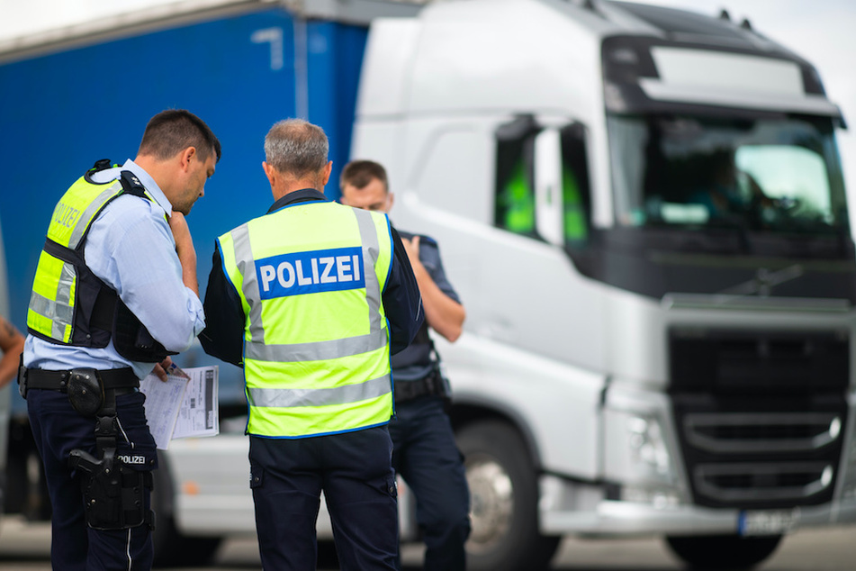 In Oberfranken wurde ein Lkw-Fahrer erwischt, der gefährlich lange hinterm Steuer saß. (Symbolbild)