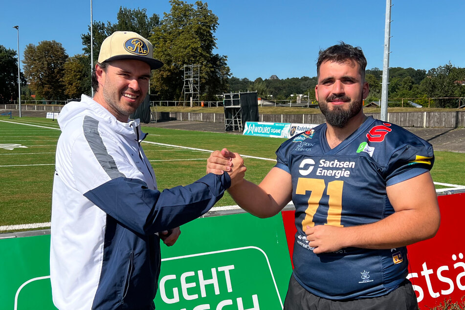 José Ariza Paredes (26, r.) wurde von O-Line-Coach Erik Keil (39) in Empfang genommen.