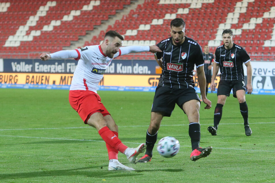 FSV-Mittelfeldmann Morris Schröter und Furkan Zorba (Türkgücü München) im Zweikampf.