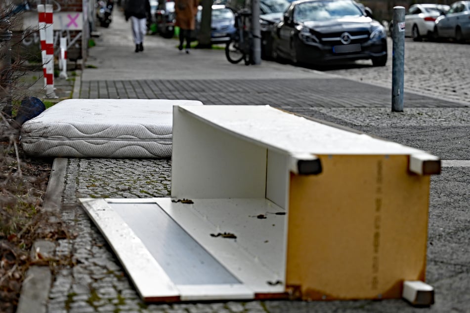 Die Frau entsorgte ihre ausrangierten Möbel auf der Straße. (Symbolbild)