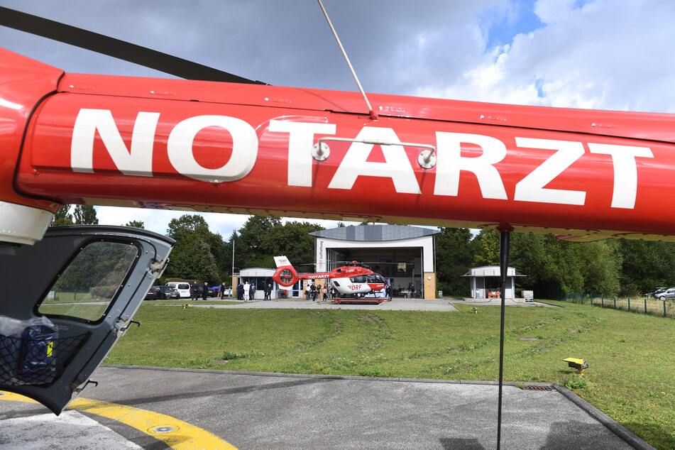 Ein Rettungshubschrauber der Deutschen Rettungsflugwacht (DRF) steht auf einem Flugplatz einer Universitätsklinik. (Symbolbild)