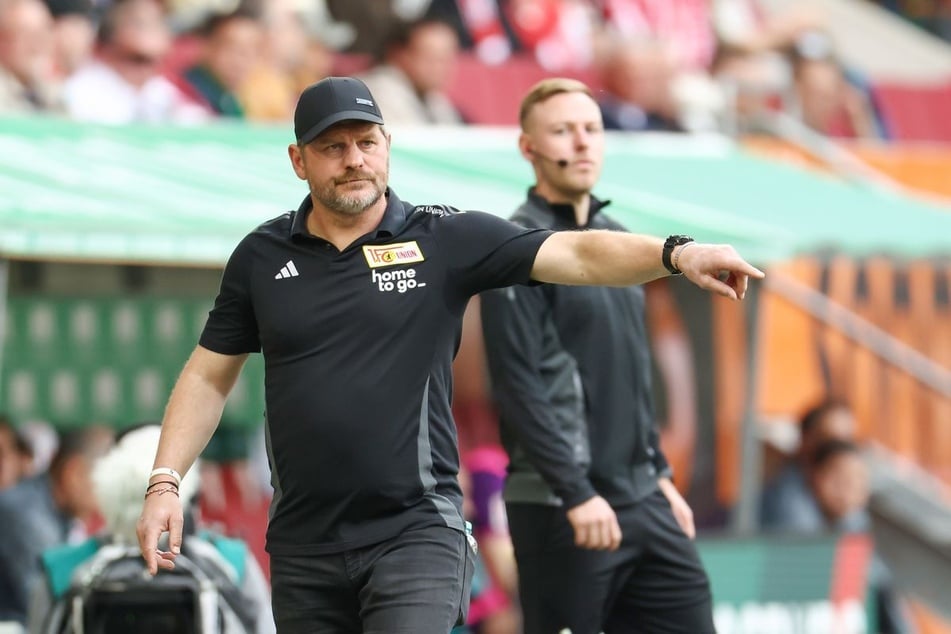 Cheftrainer Baumgart (53) gibt den Unionern Anweisungen.
