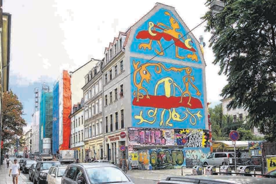 Das Neustadt-Fassadenbild von Richaâârd auf der Louisenstraße 34 mit den typisch verschlungenen Figuren.