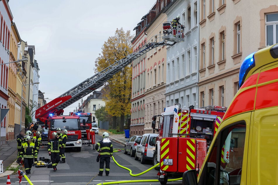 Die Feuerwehr rückte am Dienstagvormittag in die Philippstraße in Meerane (Landkreis Zwickau) aus. Dort brach ein Feuer in einer Wohnung aus.