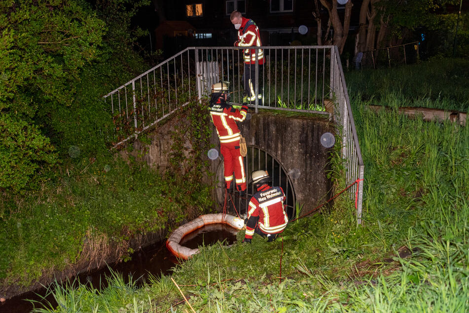 Einsatzkräfte der Feuerwehr legen eine Ölsperren.