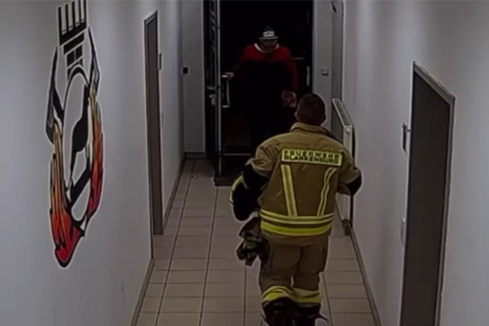 Einer der Männer verschaffte sich Zutritt in das Feuerwehrgebäude.