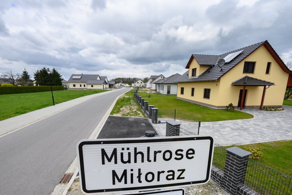 Die Ortstafel Mühlrose steht im sogenannten Neu-Mühlrose in Schleife (Landkreis Görlitz). Dort siedelten sich viele Einwohner von Mühlrose an. Der Ort Mühlrose ist der letzte Ort im Freistaat, der dem Braunkohleabbau weichen musste.