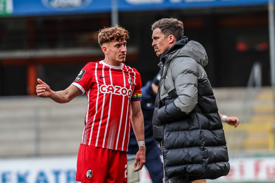 Thomas Stamm (43, r.) als Trainer der U23 des SC Freiburg zusammen mit Philipp Treu (25). Dieser steht am Mittwoch mit dem SCF im Finale der Europa League.