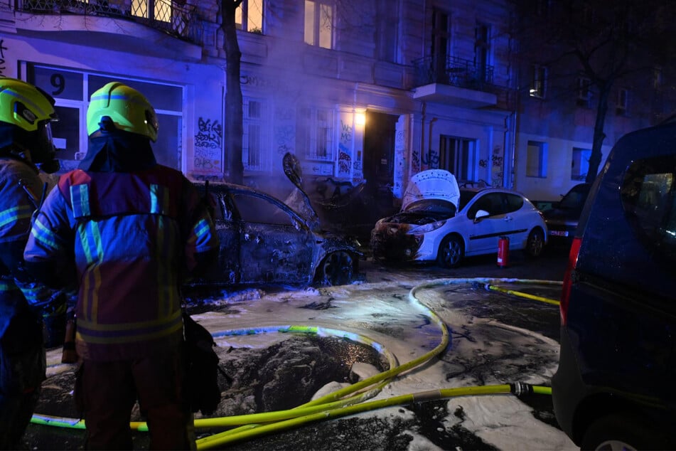 Berlin: Fünf Autos brennen in Berlin-Schöneberg: Brandstiftung vermutet
