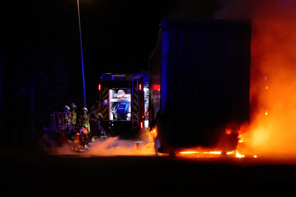 Ein geplatzter Reifen hat am Donnerstagmorgen zum Brand eines Sattelaufliegers auf der A14 geführt.