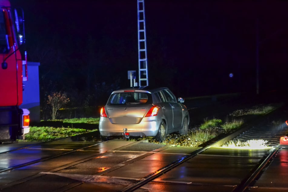 Diese Autofahrerin folgte der Anweisung ihres Navigationsgeräts und landete auf den Gleisen.