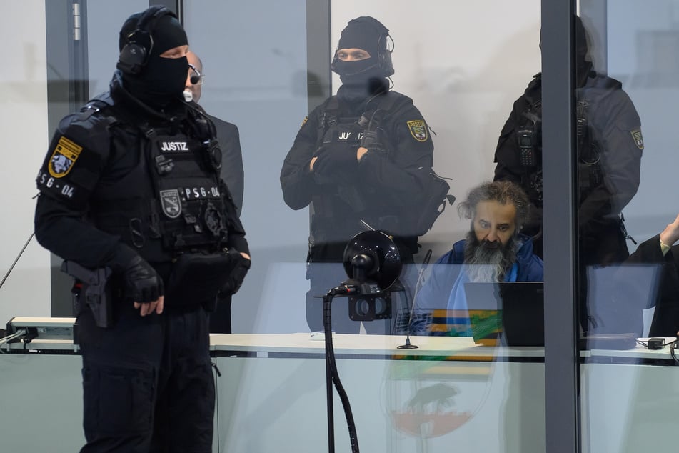 Attentäter und Angeklagter Taleb A. wird ununterbrochen von Einsatzkräften der Justiz und der Polizei begleitet. (Archivfoto)