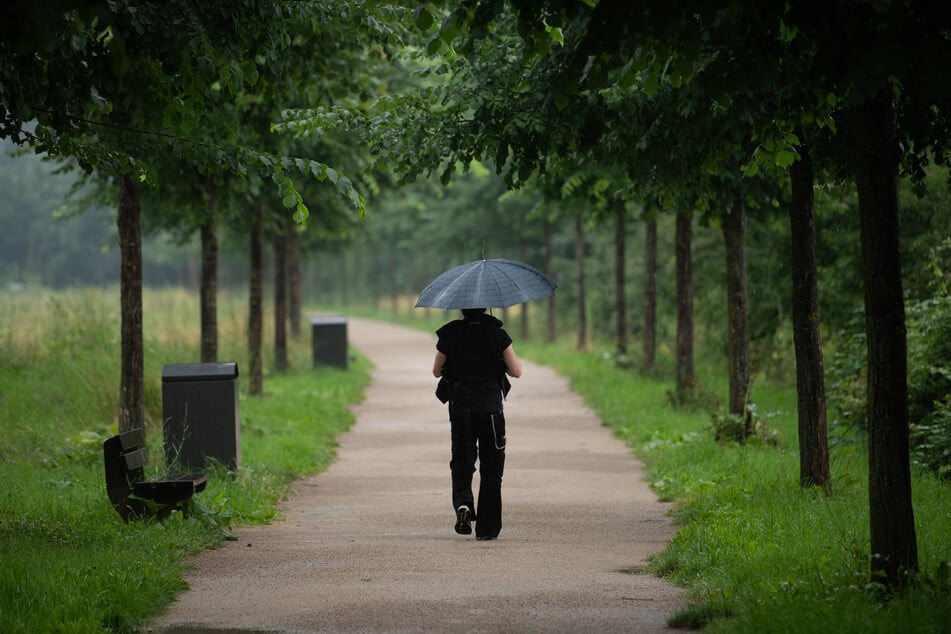 Das Wetter in Nordrhein-Westfalen in den letzten Sommertagen ist kühl und lokal fällt reichlich Regen. (Symbolbild)