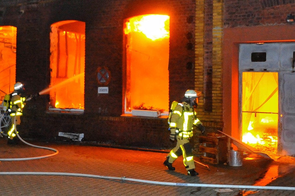 Mehrere Lagerhallen brennen lichterloh: Rund 200 Feuerwehrleute im Einsatz