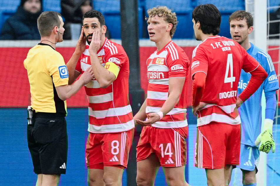 Weder Rani Khedira (31, 2.v.l.) noch Diogo Leite (27, r.) können den Elfmeterpfiff nachvollziehen.